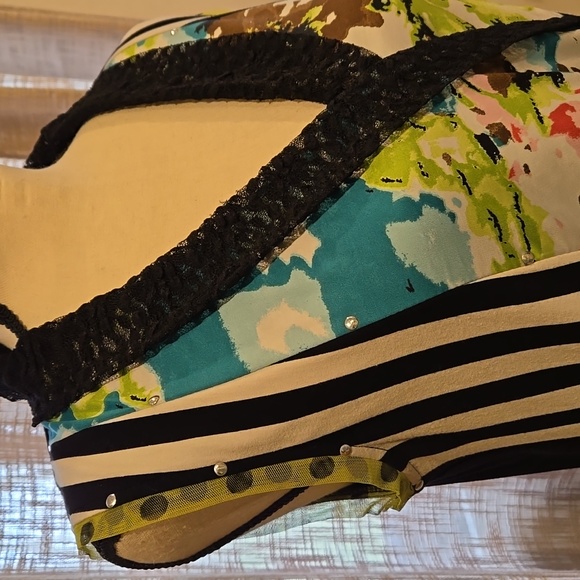 Chic multi color sleeveless handkerchief hem dress - Picture 2 of 7